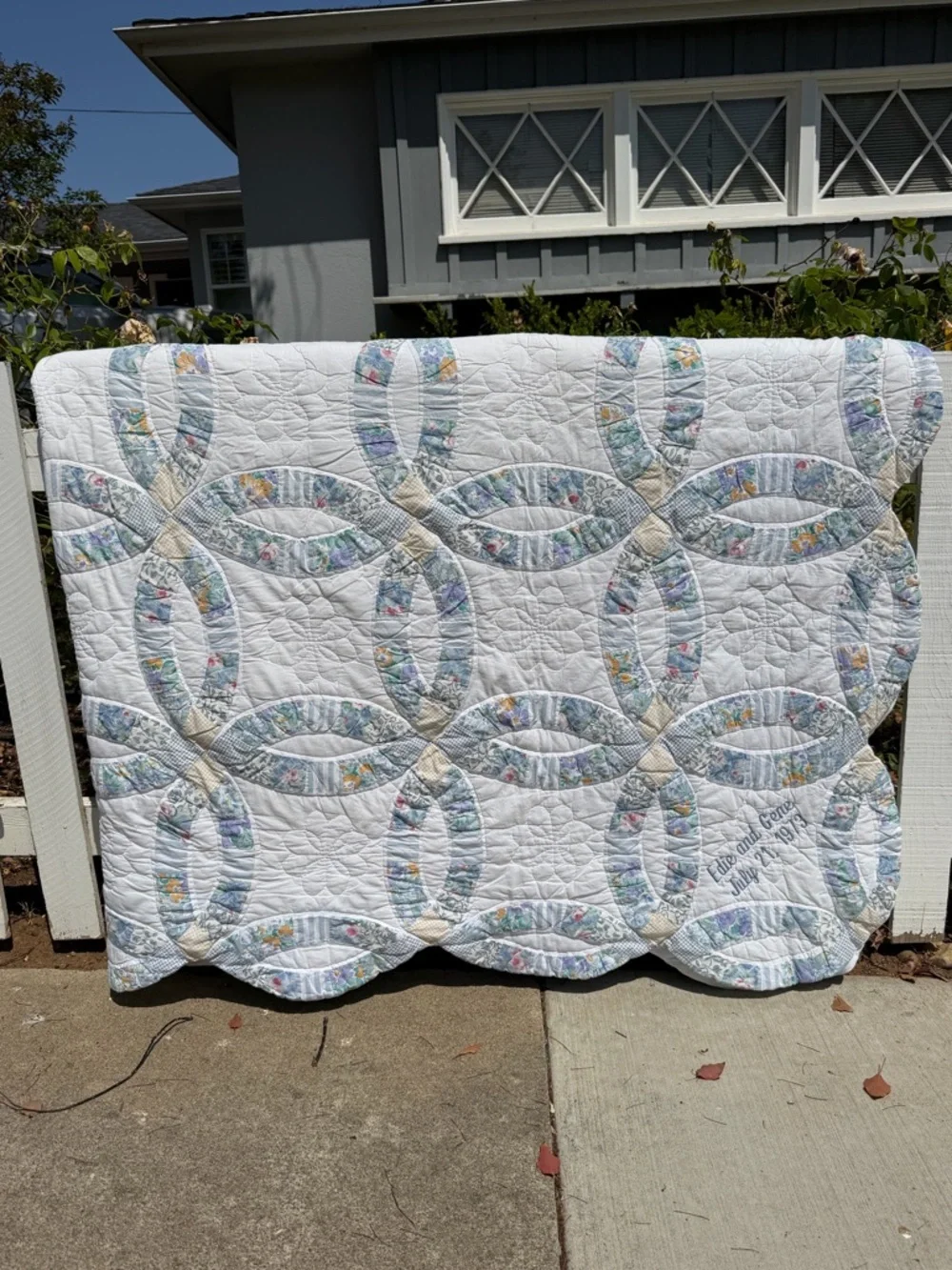 VTG Double Wedding Ring Quilt Hand Quilted Scalloped Edges Cottage Shabby King